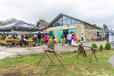 Eski Alman köyünde bayramın başlangıcı. Restoranın dış alanı. Oktoberfest. 22 Eylül 2024. Asureti Georgia.