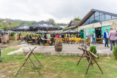 Eski Alman köyünde bayramın başlangıcı. Restoranın dış alanı. Oktoberfest. 22 Eylül 2024. Asureti Georgia.