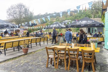 Eski Alman köyünde bayramın başlangıcı. Restoranın dış alanı. Oktoberfest. 22 Eylül 2024. Asureti Georgia.