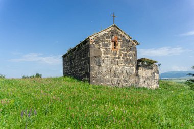 Ganakhleba köyündeki St. Elias Kilisesi koyu taştan yapılmıştır ve yeşil çimlerle kaplı bir tepenin üzerinde durmaktadır..