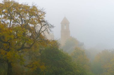 St. Ekvtime Kilisesi, Kiketi köyünde sisli bir sabahta. Sonbahar yapraklı ağaçlar, ön planda çalılar.