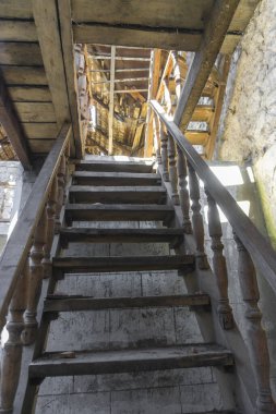 Eski terk edilmiş bir şaraphanenin zeminini bağlayan tahta merdiven. Güzel oyulmuş parmaklıklar.
