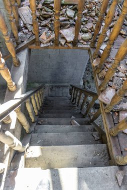 Eski terk edilmiş bir şaraphanenin zeminini bağlayan tahta merdiven. Güzel oyulmuş parmaklıklar.