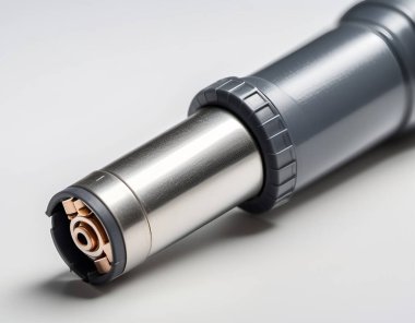 Temiz beyaz bir yüzey üzerinde hiçbir iz olmayan lehimli ısı küçültme silahının yakın çekimi. Üretici yapay zeka