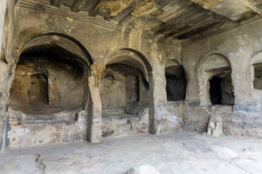 Eski bir şehirde kayadan oyulmuş yaşam alanlarının iç kısımları. Eski mağaraların kalıntıları. Uplistsikhe eski bir kaya yontulmuş kasabadır..