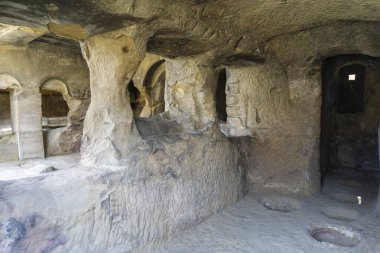 Eski bir şehirde kayadan oyulmuş yaşam alanlarının iç kısımları. Eski mağaraların kalıntıları. Uplistsikhe eski bir kaya yontulmuş kasabadır..