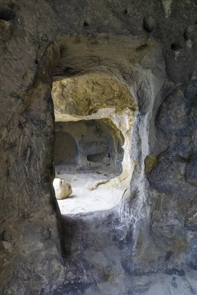 Eski bir şehirde kayadan oyulmuş yaşam alanlarının iç kısımları. Eski mağaraların kalıntıları. Uplistsikhe eski bir kaya yontulmuş kasabadır..