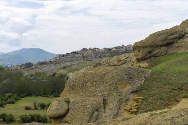 Uçurumdan antik mağara şehrine bak. Uplistsikhe eski bir kaya yontulmuş kasabadır..