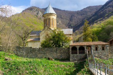 Geçitten Kvatakhevi 'nin manastır kompleksine dar köprü. Taş duvar, kilise, keşiş binası..