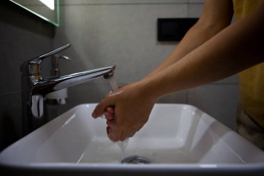 Ellerini banyoda yıka.