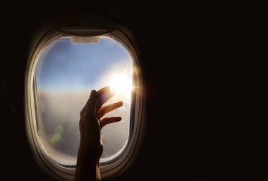 Kadın el pencerede uçakla
