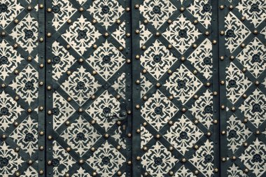 Dekoratif metal desenli, metal saplı bir duvarın dekoratif elementleri..