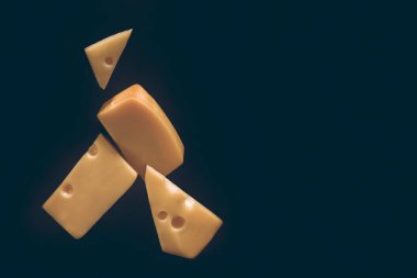 Karanlıkta bir parça peynir. Tabakta bir peynir.