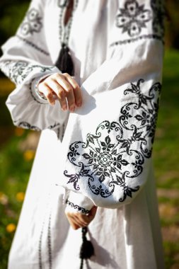 beyaz kaşkollu olan kadın