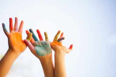 Boyalı ellerle çocuk ellerini kapat.