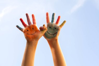 Mutlu çocuk elleri mavi bir arka planda, arkadaşlık kavramı