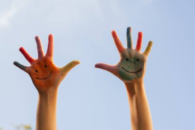 V ile başlayan çocukların elleri..