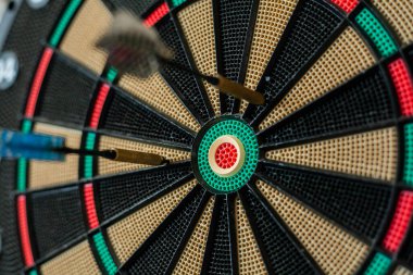 Dart oklarıyla dart tahtası