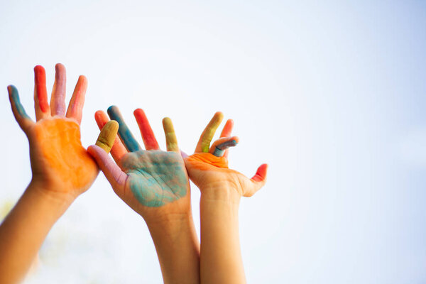 закрыть ладони ребенка нарисованными руками