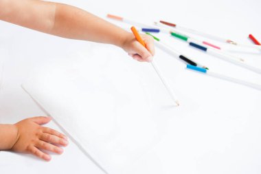 küçük çocuk beyaz bir arka plan üzerinde çizim.