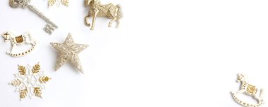 bembeyaz zemin üzerinde altın süslemeleri olan düz konum, üst görünüm