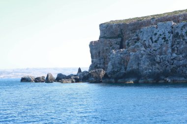 Güneşli gökyüzünde uçak silueti. seyahat kavramı