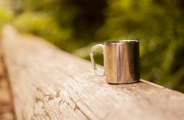 Ahşap arka planda içkili kupa