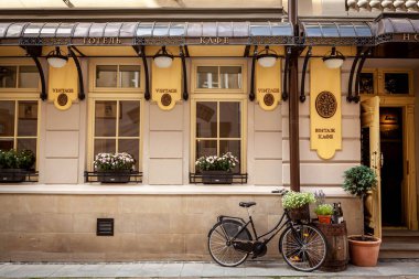 Lviv, Ukrayna. 08.29.2012. Lviv 'deki Vintage Otel' in Eski Bina Önü
