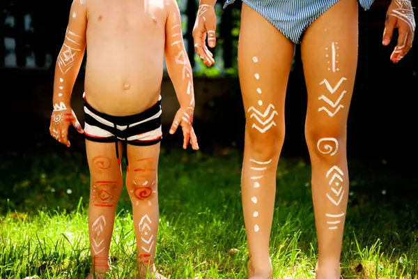 İki Kızılderili Olarak Boyalı Çocuk, Güneşli Bir Gün 'de Dışarıda Oynuyor, Ekransız Çocukluk