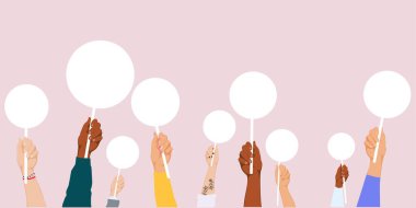 Bayrak, tezgah ya da satış tabelası taşıyan çok ırklı eller kavramı. Boş oy pankartları ve barış protestoları posterleri.