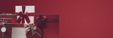 Kırmızı arka planda güzel Noel hediyeleri, tatiller ve kutlama konsepti