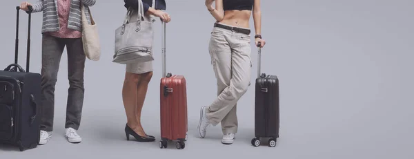 持旅行袋排队 空白复制空间 旅行及旅游概念的旅客 — 图库照片
