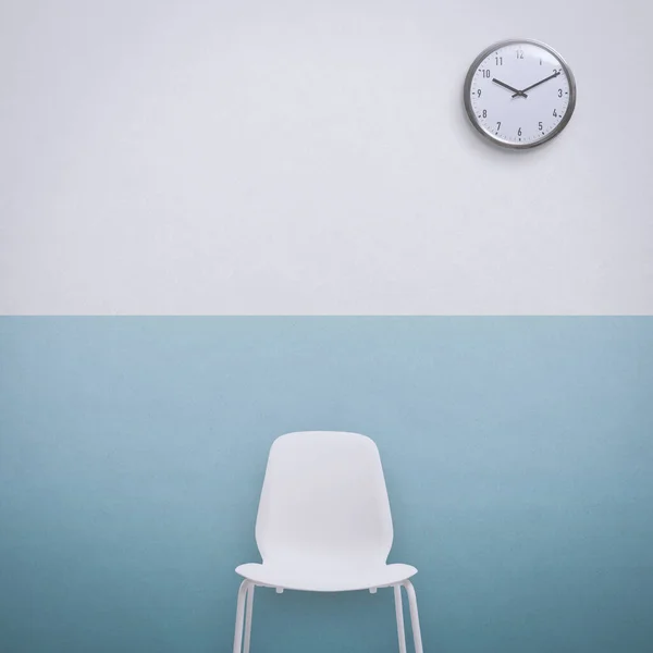 病院待っているWoomと椅子と時計 空白のコピースペース — ストック写真