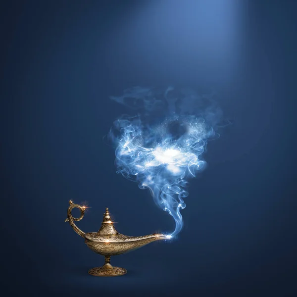 青い背景に煙と貴重な黄金の魔法のランプ おとぎ話と願いの成就の概念 — ストック写真