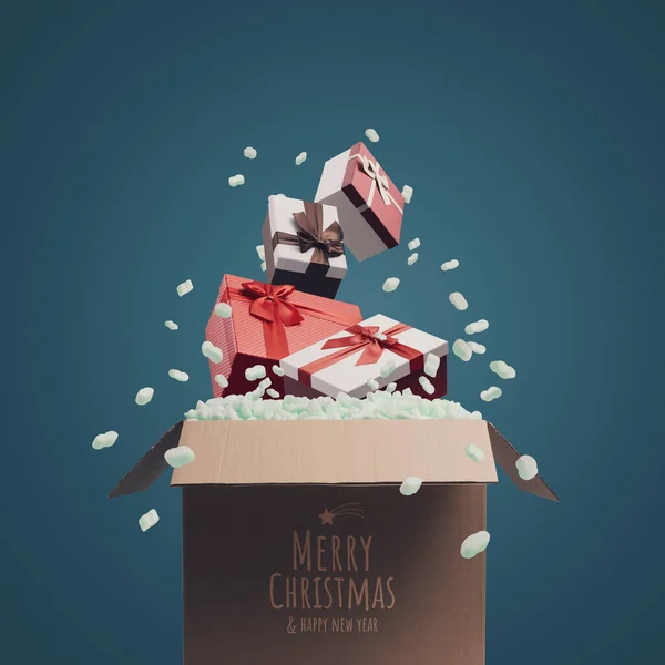 Hermosos Regalos Navidad Que Salen Una Caja Entrega Deseos Navidad —  Fotos de Stock
