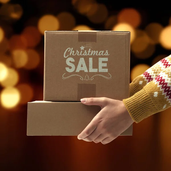 크리스마스 상자와 조명을 배경으로 상자를 여성들 크리스마스 컨셉트 — 스톡 사진