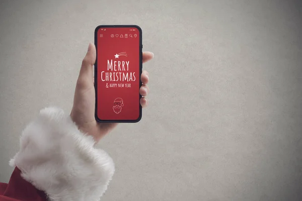 Noel Baba Elinde Noel Dilekleri Olan Bir Akıllı Telefon Tutuyor — Stok fotoğraf