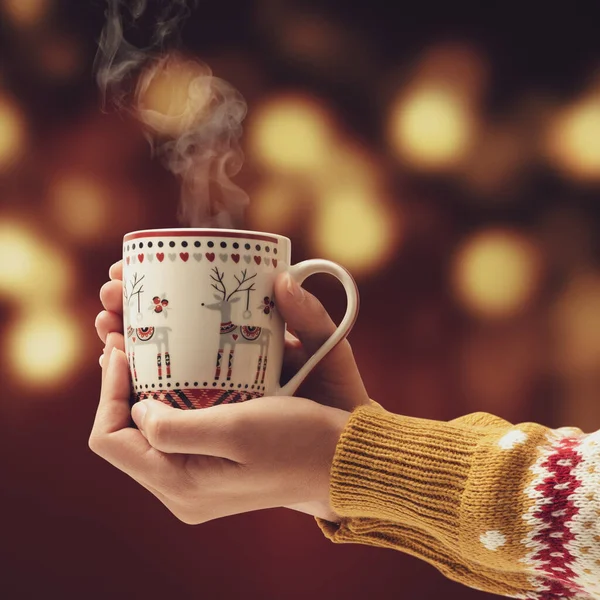 Frau Mit Leckerer Heißer Schokolade Der Tasse Und Weihnachtsbeleuchtung Hintergrund — Stockfoto