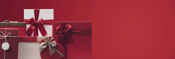 Όμορφα Χριστουγεννιάτικα Δώρα Κόκκινο Φόντο Διακοπές Και Γιορτή Έννοια — Φωτογραφία Αρχείου
