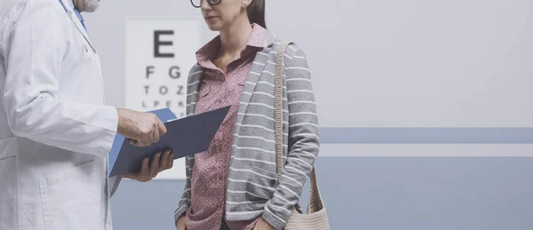 眼科医は 目の検査後の女性患者と話をします 目のケアの概念 空白のコピースペース — ストック写真