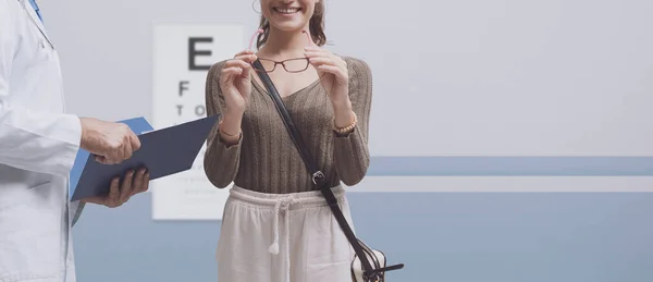 Mujer Joven Sonriente Con Gafas Nuevas Después Del Examen Ocular — Foto de Stock