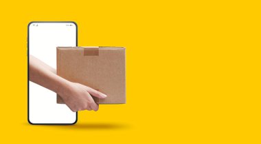 Kurye akıllı telefon ekranında bir kutu teslim ediyor, çevrimiçi ekspres kurye servis konsepti, boş kopya alanı
