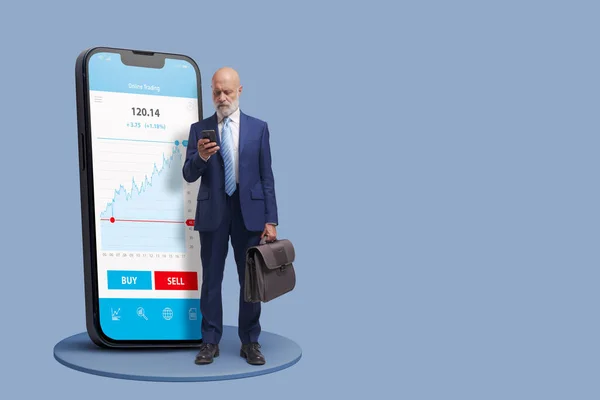 Homme Affaires Application Trading Ligne Sur Grand Smartphone Les Investissements — Photo