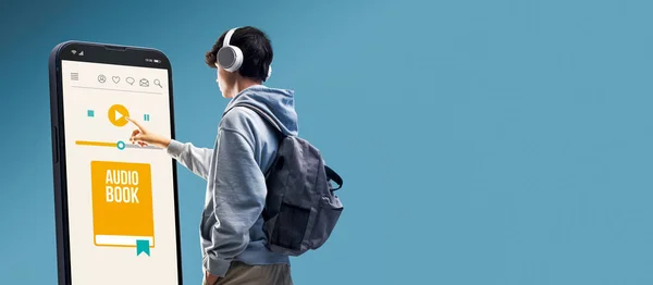 Chytrý Student Hraje Zvukové Knihy Svém Smartphonu Dotýká Tlačítka Play — Stock fotografie