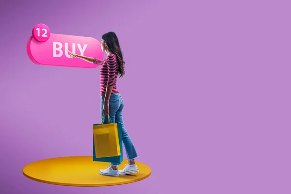 買い物袋を持っている女性と購入ボタンを押すと オンラインショッピングや仮想現実の概念 — ストック写真