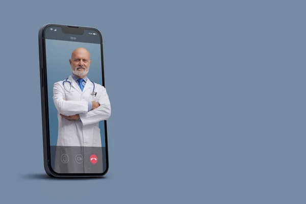 スマートフォンのビデオコールと笑顔で専門医 オンライン医師と遠隔医療サービスの概念 — ストック写真