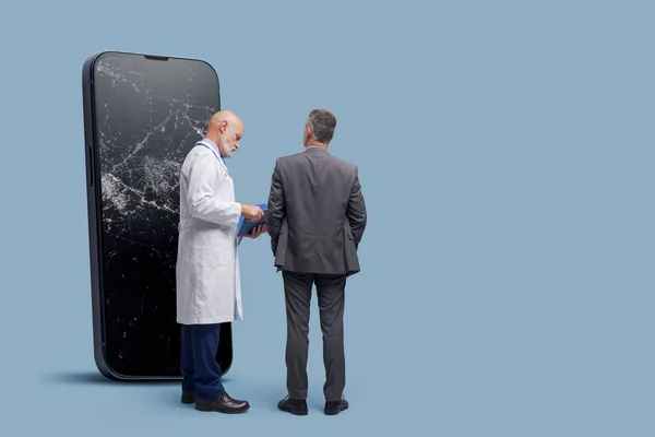 Smartphone Elektronica Reparatie Service Concept Grote Mobiele Telefoon Met Gebroken — Stockfoto