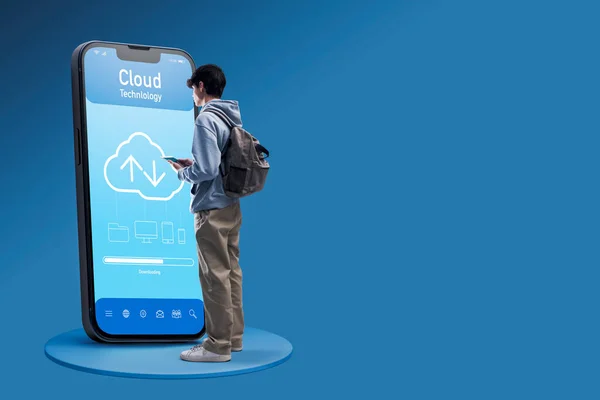 Adolescent Utilisant Une Application Cloud Sur Grand Smartphone Concept Stockage — Photo