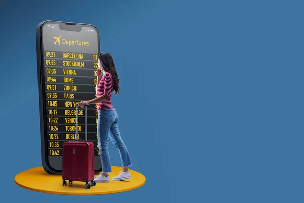 가방을 가지고 온라인으로 정보를 확인하는 여행객큰 스마트폰 컨셉트 — 스톡 사진