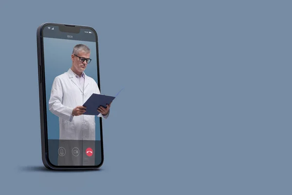 智能手机视频和检查医疗记录的专业医生 在线医生和远程医疗概念 — 图库照片